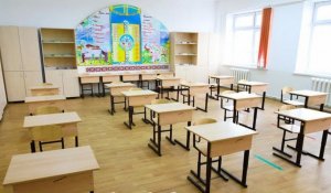 "Это госучреждение, вы обязаны!": Директора школ Алматы жалуются, что их заставляют распространять предвыборную информацию