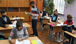 Стоя учатся школьники в Алматинской области