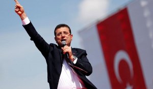 Мэр Стамбула перечислил годовую зарплату пострадавшим от землетрясения
