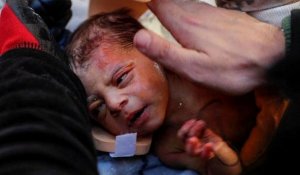 Младенца нашли живым под завалами через 72 часа в Турции