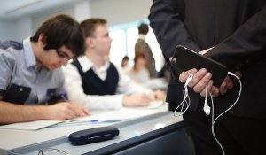 Телефоны запретят на уроках для учащихся и педагогов