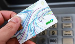 “Можно снимать деньги без ограничений”: российский ВТБ начал выпуск карт "Мир" в Казахстане