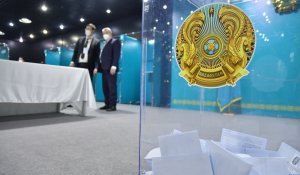 За два дня до выборов распаковали бюллетени на избирательном участке в Алматы