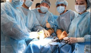 В Алматы провели уникальную операцию «хрустальному» ребенку с редким тяжелым диагнозом