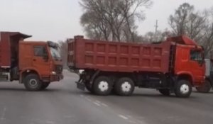 Водители КамАЗ перекрыли дорогу в Алматинской области, протестуя против дефицита дизельного топлива - видео