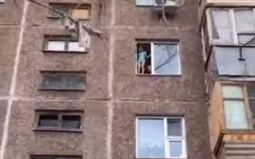 Двое детей едва не выпали из окна в Темиртау