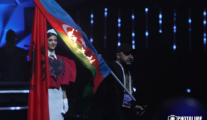 На церемонии открытия чемпионата Европы по тяжелой атлетике в Ереване сожгли Флаг Азербайджана