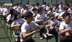 200 домбристов одновременно сыграли кюй "Адай" в Алматы