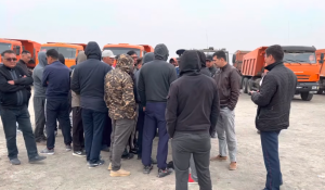 Водители КамАЗов потребовали снизить цену на топливо в Атырау