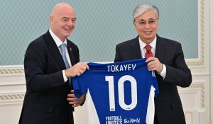 Президент ФИФА подарил Токаеву именную футболку