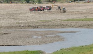 Впервые за 50 лет проводят очистку дна озера Сайран в Алматы