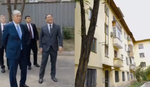 Президент совершил прогулку по улицам Алматы и заглянул во двор, где ранее жила его семья
