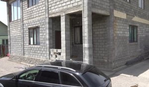 Вывесок нет, ворота закрыты: В Алматы обнаружен нелегальный детский сад
