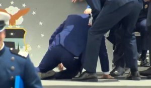 Джо Байден упал на сцене во время выпускной церемонии в академии ВВС США