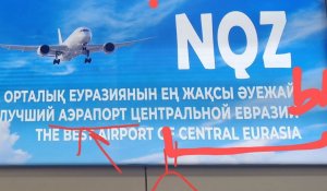 "Лучший аэрапорт": В аэропорте Астаны объяснили баннер с ошибками