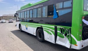 Автобус попал в ДТП на железной дороге в Атырау