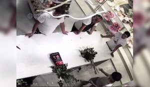 "Давайте не будем": дебошира в цветочном магазине Шымкента задержали