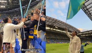 На матче Казахстан-Финляндия Нурлан Коянбаев раздал на стадионе 20 тысяч флагов