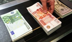 Сколько стоят доллар, евро и рубль в обменниках Алматы и Астаны 11 сентября