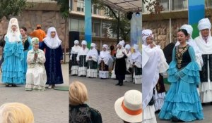 В Алматы женщины, одетые в кимешек, провели акцию против хиджаба