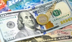 Стремительный рост: Что происходит с долларом в Казахстане