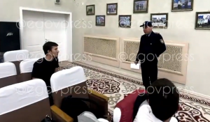 В Алматы полицейский держал школьников и не отпускал: ДП дал официальный комментарий