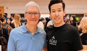 Как казахстанец получил IPhone 15 из рук гендиректора Apple Тим Кука