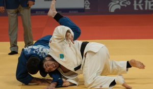 Сенсация: Казахстанский дзюдоист победил чемпиона Токийской Олимпиады на Азиаде