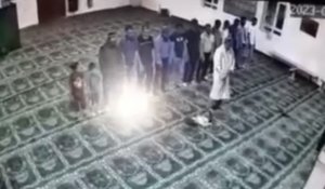 Имама, ударившего ребенка в мечети, уволили с должности