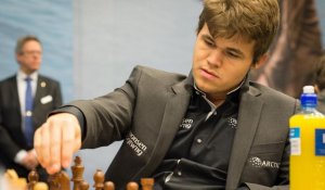 Чемпион мира по шахматам Магнус Карлсен проиграл казахстанцу