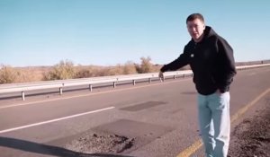 "Это не автобан, это жесть”: Асхат Ниязов показал ямы на трассе между Алматы и Талдыкорганом