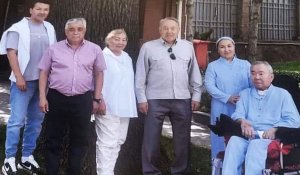 Появилось фото с Назарбаевым и его братом Болатом в инвалидной коляске