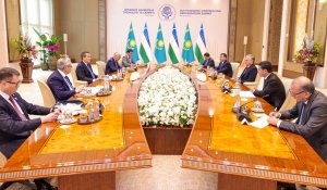 Товарооборот до 10 млрд долларов: Смаилов прибыл в Узбекистан для участия в саммите