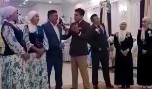 «Как вы их уговорили?": в сети обсуждается видео со свадьбы о сватьях, имеющих по две жены