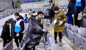 Не только волонтеры - фанаты остались, чтобы убрать мусор на "Астана Арене"
