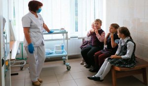 "Я маленький человек" - медсестер не впускают в гимназию 132 в Алматы за пробами