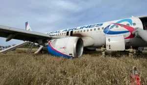 Казахстанцам-пассажирам экстренно севшего в поле самолета выплатили более 80 миллионов тенге