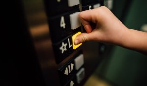 Заложники лифта: в Шымкенте мужчины застряли в лифте и катались по всему дому