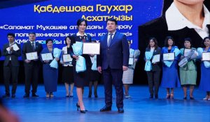 Министр просвещения вручил по 3,5 млн терге лучшим педагогам РК