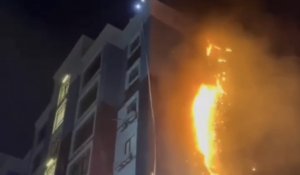 В Атырау из-за фейерверка загорелся многоэтажный жилой дом