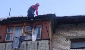 Спасатели вызволили трехлетнюю девочку, которая закрылась в квартире в Алматинской области