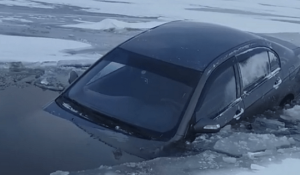Машина провалилась под лёд, водитель погиб в Атырауской области