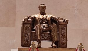 Еще один памятник Назарбаеву убрали в Астане