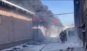 Спасатели вынесли газовый баллон с горящего склада на "барахолке" в Алматы