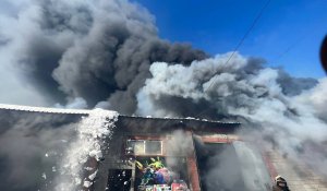 ДЧС Алматы смог потушить пожар на барахолке за 4 часа