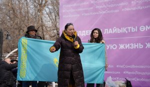 "300 тысяч тенге на каждого ребенка": на митинге в Алматы общественники потребовал увеличить социальные выплаты матерям