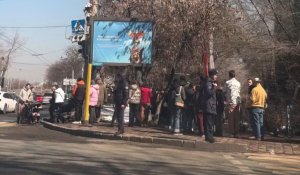 В Алматы избиратели на выборах в России стоят в длинных очередях