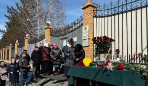 Казахстанцы несут цветы к зданиям посольства России