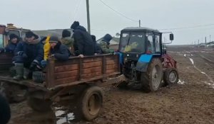Шокирующие кадры: школьники ЗКО добираются на экзамен на тракторе