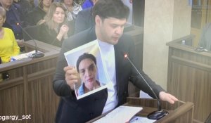 Брат Салтанат Нукеновой показал в суде фото избитой сестры